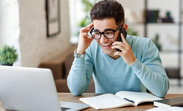 Happy Etnische Man Casual Kleding Glazen Glimlachen Praten Smartphone Terwijl — Stockfoto