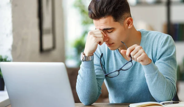 Uitgeputte Jonge Etnische Man Met Gesloten Ogen Wrijven Voorhoofd Tijdens — Stockfoto