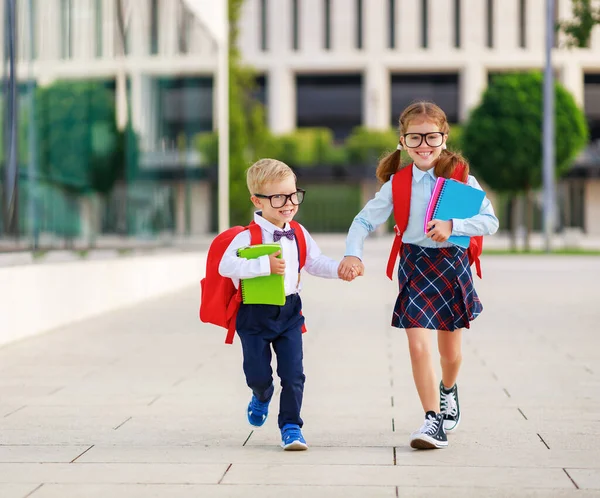 Glada Roliga Barn Flickor Och Pojke Studenter Elementär Schoo — Stockfoto