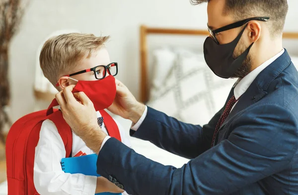 Homme Affaires Père Accompagne Son Petit Fils École Portant Masque — Photo