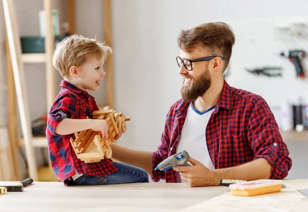 Feliz Niño Ayudando Padre Mientras Que Crea Coche Madera Del — Foto de Stock