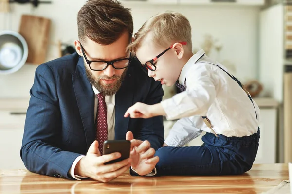 Businessman Father Young Schoolboy Son Uses Smartphone Search Informatio — Stock Photo, Image