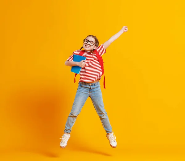 Ganzkörperentzücktes Mädchen Trendiger Freizeitkleidung Lächelnd Und Mit Erhobenem Arm Springend — Stockfoto