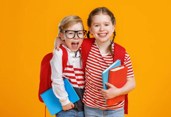 Niño Niña Optimistas Con Libros Texto Abrazándose Sonriendo Para Cámara —  Fotos de Stock