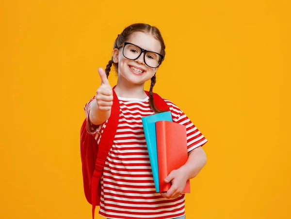 Positief Slim Meisje Bril Met Leerboeken Glimlachen Voor Camera Gebaren — Stockfoto