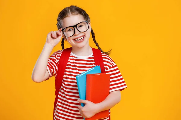 Glada Smart Skolflicka Med Färgglada Läroböcker Ler För Kameran Och — Stockfoto