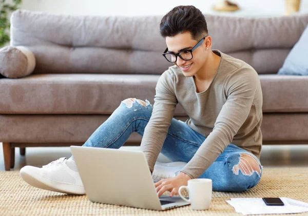 Positieve Jonge Etnische Man Casual Kleding Glazen Glimlachen Browsen Gegevens — Stockfoto