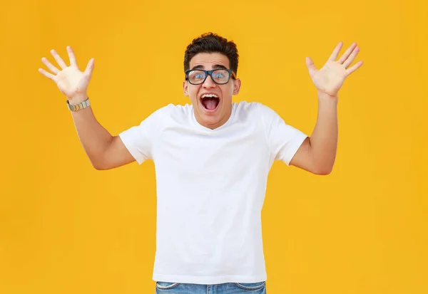 Amazed Ethnic Guy White Shirt Glasses Gesticulating Yelling Excitement Yellow — Stock Photo, Image
