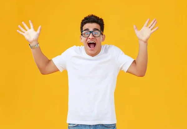 Verbazingwekkende Etnische Man Wit Shirt Bril Gebarentaal Schreeuwen Opwinding Tegen — Stockfoto