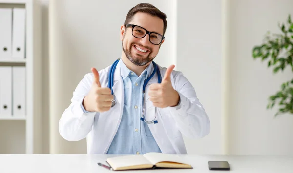 Szczęśliwy Lekarz Mundurze Okularach Uśmiechnięty Gestykulacyjny Podczas Rozmowy Pacjentem Przez — Zdjęcie stockowe