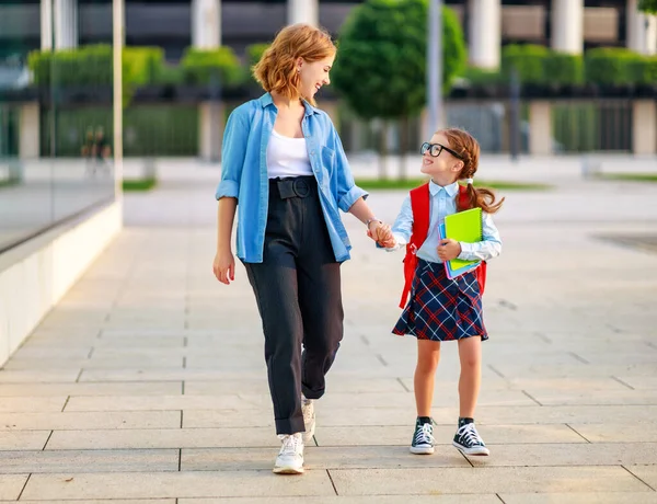 Mère Heureuse Conduit Petite Écolière Fille École Premier Jour Clas — Photo