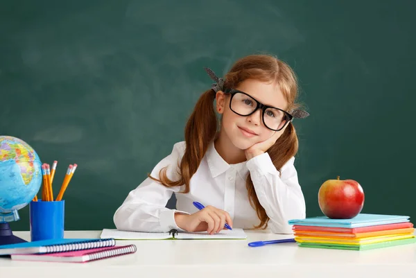 Divertente Bambino Felice Studentessa Studentessa Seduta Tavolo Vicino Blackboar Scuola — Foto Stock