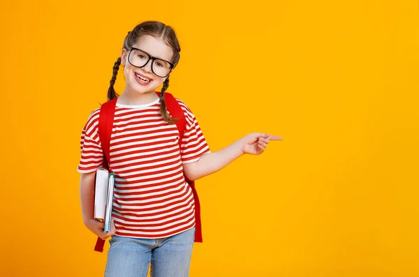 Ευτυχισμένο Κορίτσι Casual Ρούχα Και Γυαλιά Που Μεταφέρουν Εγχειρίδια Και — Φωτογραφία Αρχείου