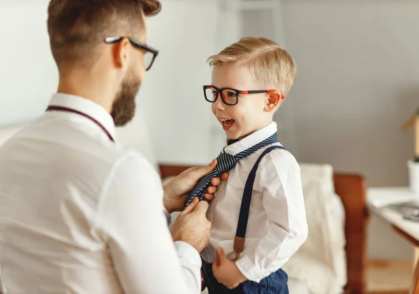 Vista Posterior Hombre Joven Ropa Formal Gafas Graduadas Ajustando Corbata — Foto de Stock