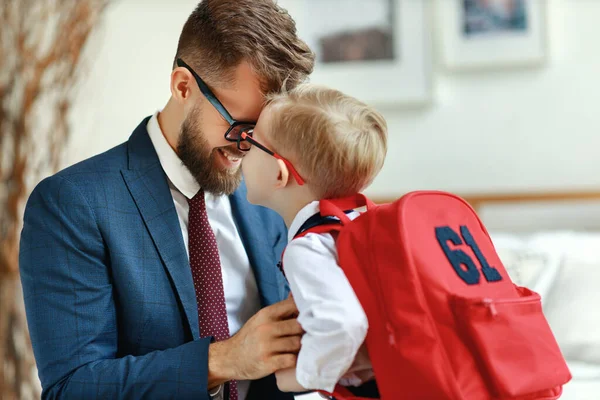 Sidovy Glad Pappa Formell Outfit Ger Stöd Till Glad Unge — Stockfoto