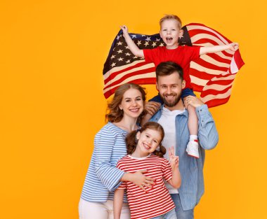 ABD bayrağıyla mutlu Amerikan ailesi Temmuz 'da bağımsızlık gününü kutluyor 