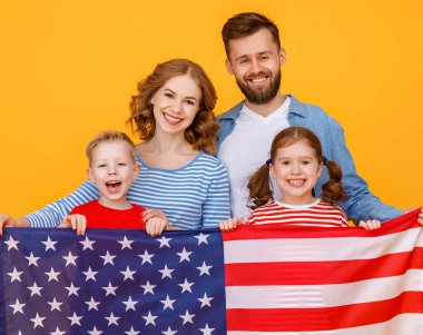 ABD bayrağıyla mutlu Amerikan ailesi Temmuz 'da bağımsızlık gününü kutluyor 