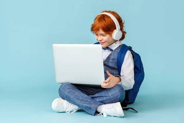 Позитивний Маленький Рудий Школяр Навушниках Посміхається Вчиться Дистанційно Сучасному Ноутбуці — стокове фото
