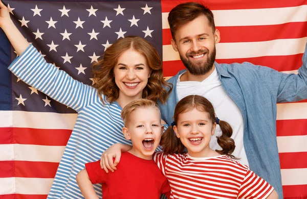 Cheerful Parents Children Smiling Looking Camera While Standing Usa Flag — Stock Photo, Image