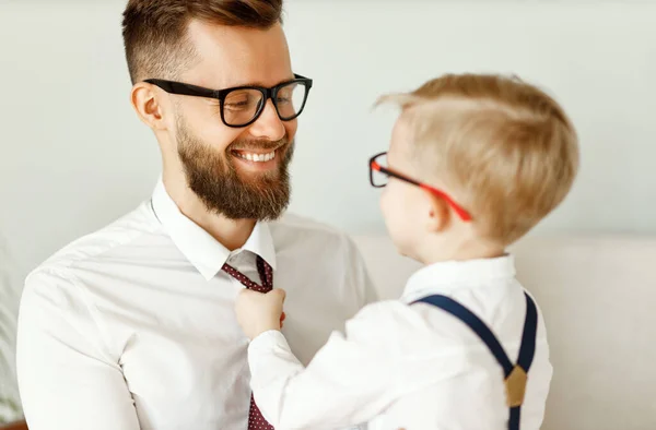 Visão Traseira Criança Desgaste Formal Óculos Ajustando Gravata Pai Alegre — Fotografia de Stock