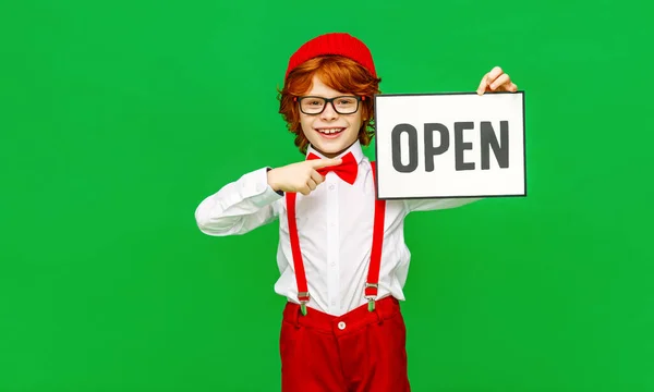 Niño Pelirrojo Positivo Ropa Moda Gafas Sonriendo Para Cámara Mostrando —  Fotos de Stock