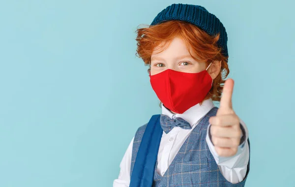 Snygg Skolpojke Tygmask Som Bär Ryggsäck Och Visar Tummen Upp — Stockfoto