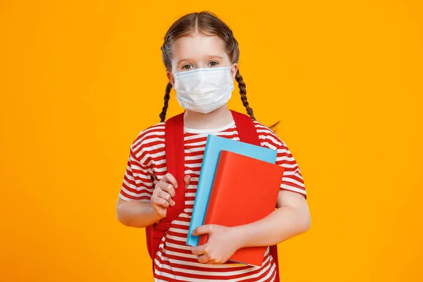 Slim Meisje Masker Bril Knuffelen Schoolboeken Kijken Naar Camera Tijdens — Stockfoto