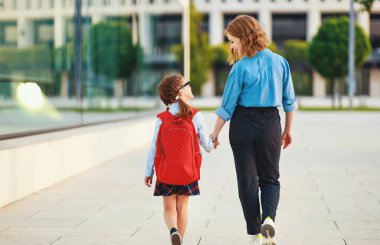 Mutlu anne, küçük okul kızını Clas 'in ilk gününde okula götürüyor.