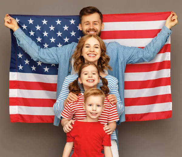 Happy Parents Usa Flag Cheerful Children Hugging Each Other Looking — Stock Photo, Image