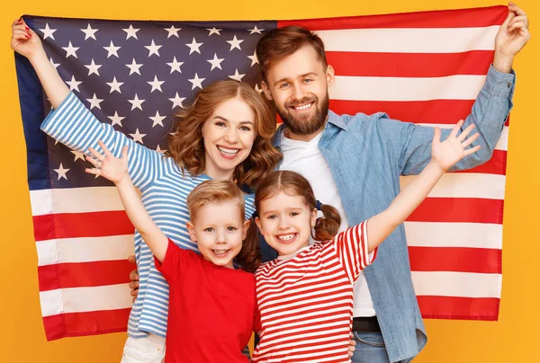 Família Americana Feliz Com Bandeira Dos Eua Celebra Dia Independência — Fotografia de Stock