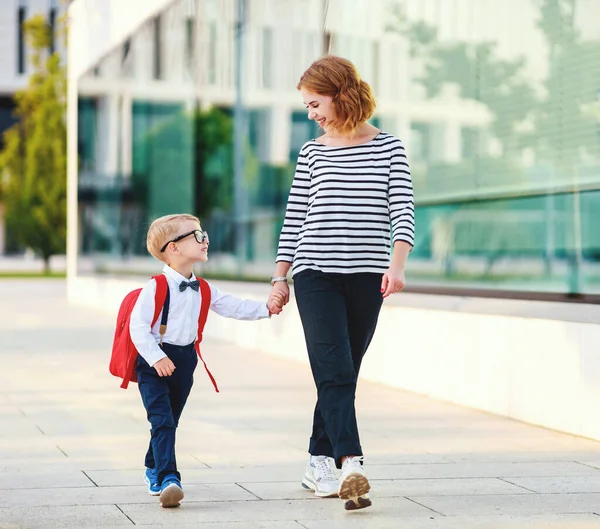 Gelukkig Moeder Leidt Kleine Schooljongen Zoon Naar School Eerste Dag — Stockfoto