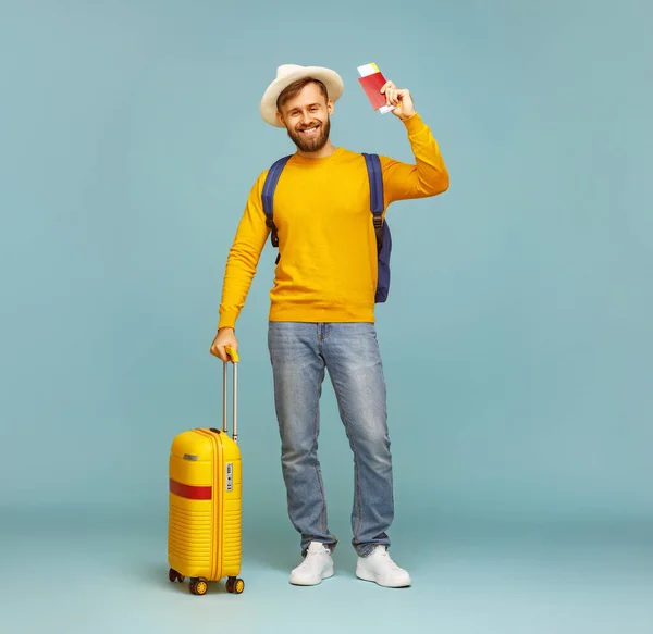 Hombre Barbudo Feliz Cuerpo Entero Con Maleta Sonriendo Para Cámara — Foto de Stock