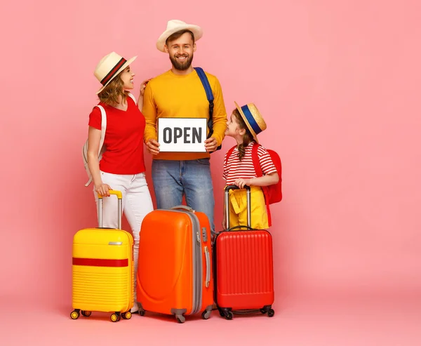 Volledige Lichaam Van Gelukkige Ouders Dochter Met Koffers Open Teken — Stockfoto