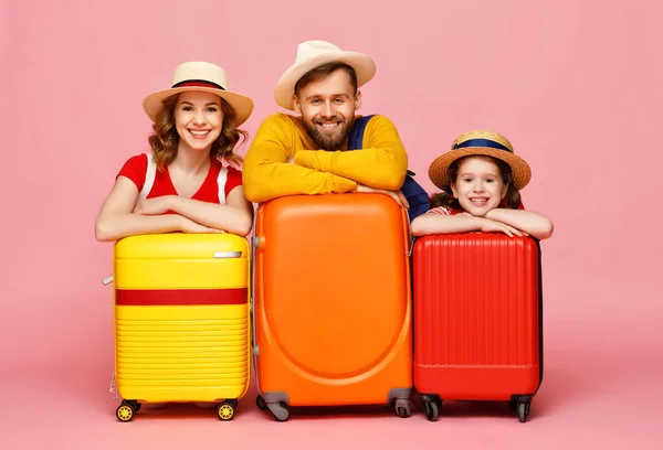 Les Parents Optimistes Fille Appuyé Sur Les Bagages Souriant Pour — Photo