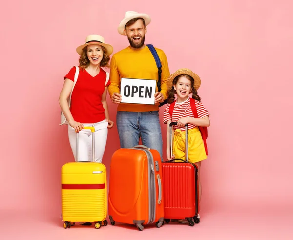 Cuerpo Completo Padres Encantados Hija Con Maletas Signo Abierto Sonriendo — Foto de Stock