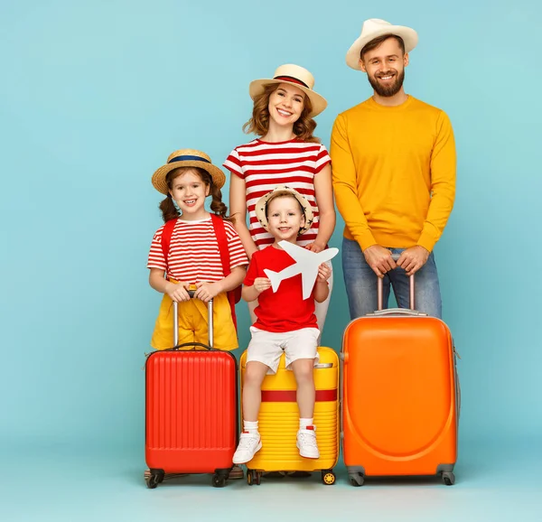 Cuerpo Completo Feliz Padres Hijos Con Equipaje Sonriendo Mirando Cámara — Foto de Stock