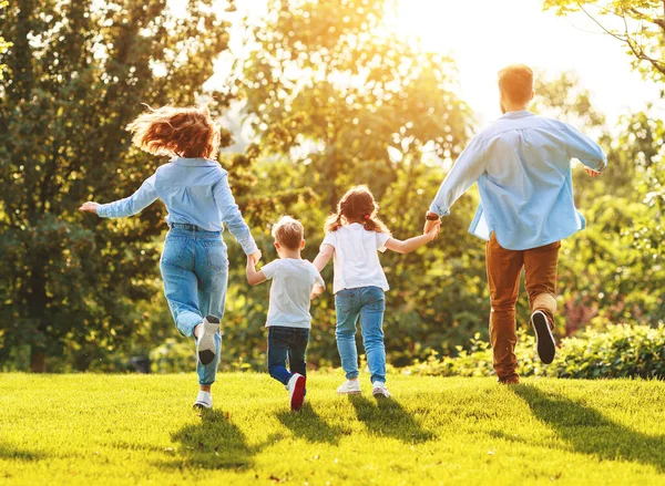 Onherkenbare Gelukkige Ouders Met Kinderen Casual Kleding Loopt Terug Met — Stockfoto