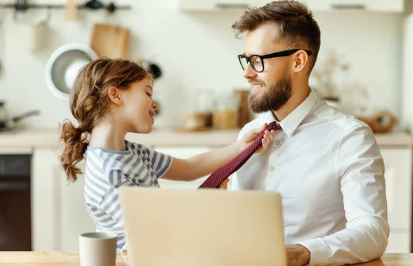 Attentive Petite Fille Ajuster Cravate Communiquer Avec Père Heureux Pendant — Photo