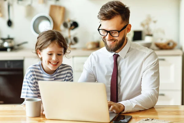 Fröhlicher Junger Beschäftigter Mann Formeller Kleidung Und Brille Tippt Auf — Stockfoto