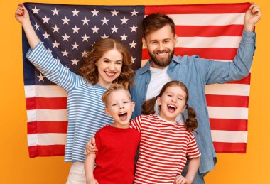 ABD bayrağıyla mutlu Amerikan ailesi Temmuz 'da bağımsızlık gününü kutluyor 