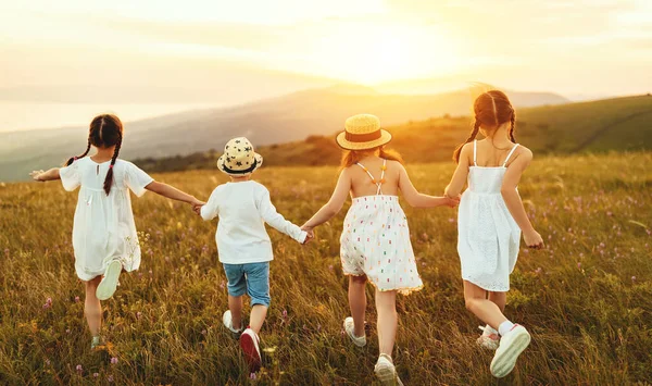 Bambini Allegri Irriconoscibili Abiti Bianchi Casual Che Divertono Tornano Insieme — Foto Stock