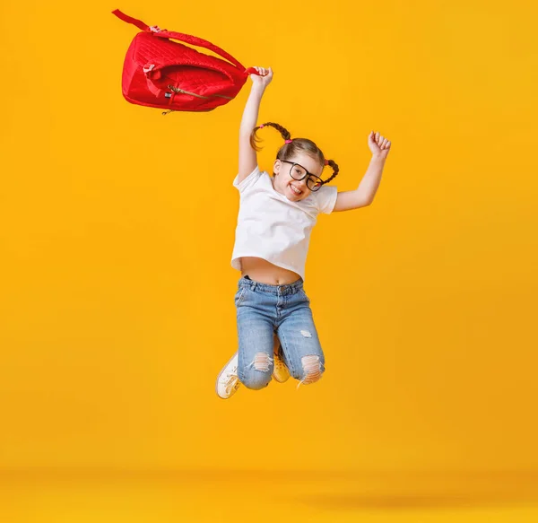 Menina Animada Corpo Inteiro Com Mochila Vermelha Sorrindo Pulando Durante — Fotografia de Stock