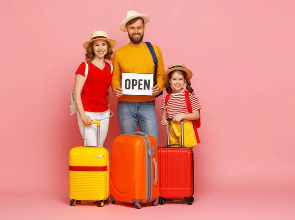 Cuerpo Completo Padres Encantados Hija Con Maletas Signo Abierto Sonriendo — Foto de Stock