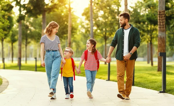 Des Parents Joyeux Des Enfants Enchantés Avec Des Sacs Dos — Photo