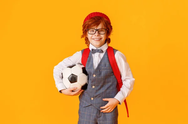 Ragazzo Positivo Uniforme Scolastica Occhiali Sorridenti Fotocamera Portando Palla Calcio — Foto Stock