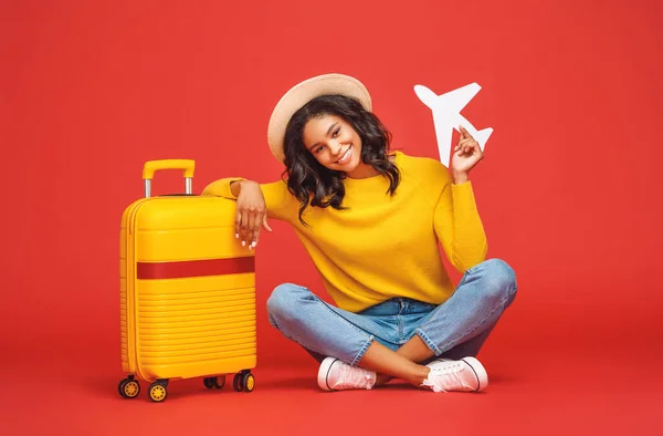 Mulher Étnica Alegre Corpo Inteiro Com Aviões Brinquedo Sorrindo Olhando — Fotografia de Stock