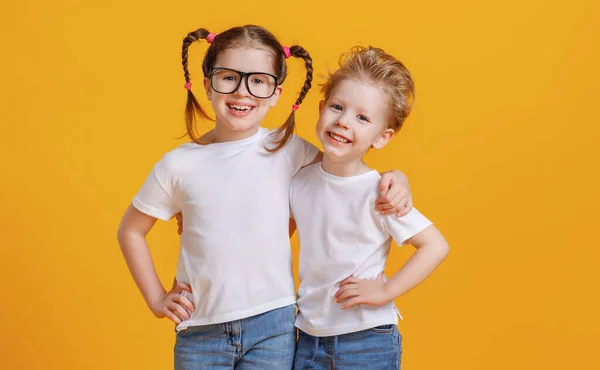 Zelfverzekerde Broer Zus Soortgelijke Kleren Glimlachen Kijken Naar Camera Terwijl — Stockfoto