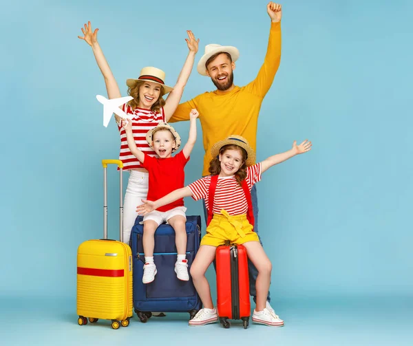 全身心快乐的家庭父母和抱着行李的孩子们笑着对即将到来的夏天的蓝色背风旅行感到高兴 — 图库照片