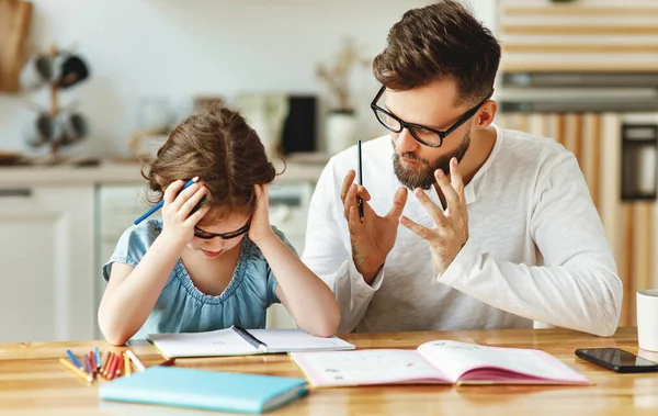 Fokuserad Ung Man Sitter Nära Liten Dotter Och Förklara Svår — Stockfoto