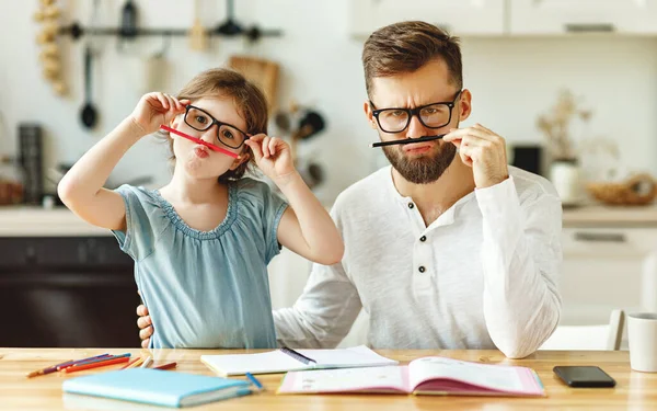 Fröhliches Schulmädchen Mit Papa Der Eine Ähnliche Brille Trägt Spaß — Stockfoto